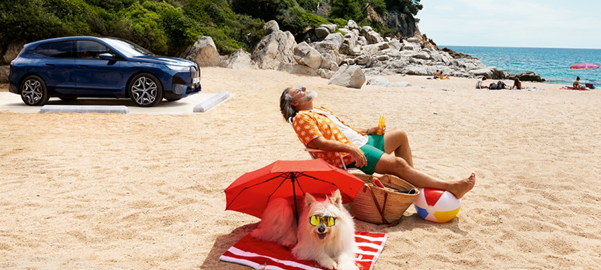 Mann und Hund am Strand am relaxen