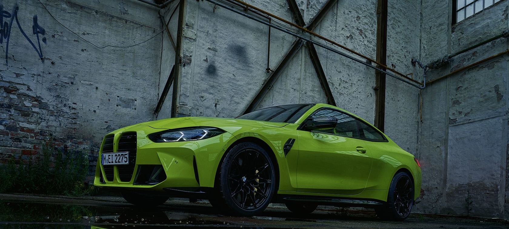 BMW M4 in Lagerhalle